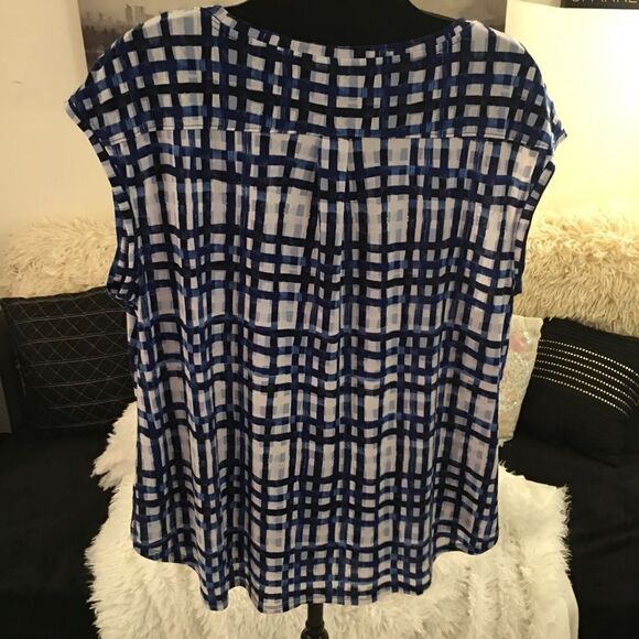 ELLE plus size Rayon Pleated back top - Picture 2 of 7